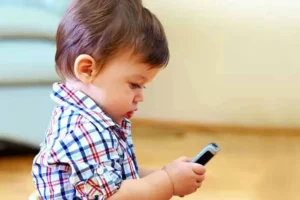 मोबाइल की लत से बच्चों की स्मरणशक्ति घट रही है