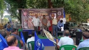 ऑल इंडिया रेलवे वर्कर्स यूनियन ने पूर्वी रेलवे के सियालदह मंडल प्रबंधन के खिलाफ विरोध प्रदर्शन किया