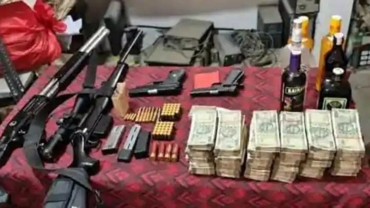 15 करोड़ की जमीन, 27 लाख कैश और हथियारों के साथ भू-माफिया का बेटा गिरफ्तार।