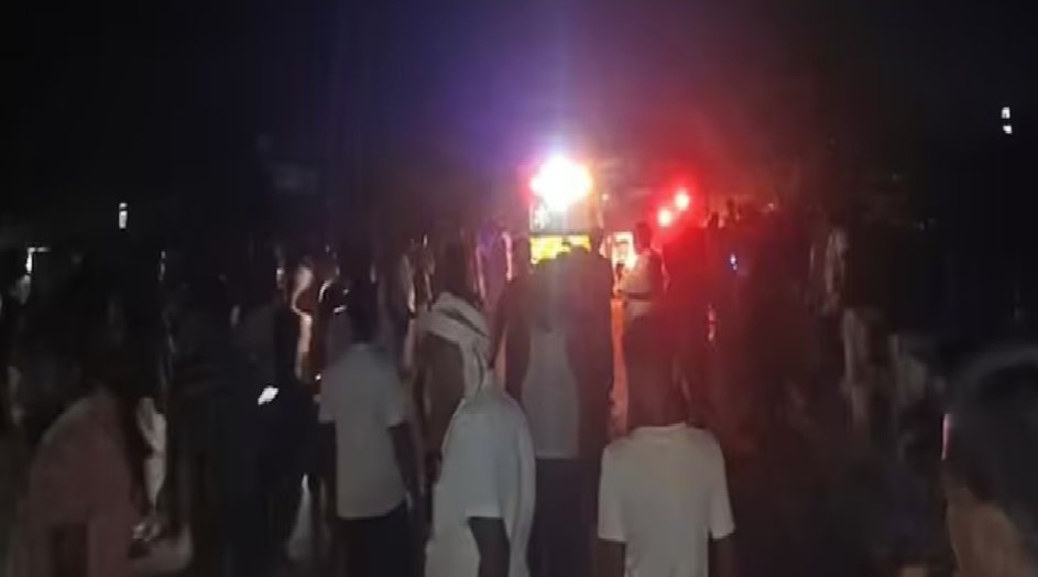 दावत से लौट रही खुशियां मातम में बदलीं! गंगा में नाव पलटने से 14 लोगों की दर्दनाक मौत, ज्यादातर बच्चे शामिल