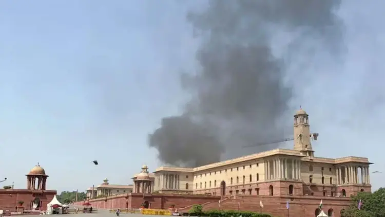 नार्थ ब्लॉक में लगी भीषण आग? दिल्ली के हाई-सिक्योरिटी जोन में धुएं के गुबार से मचा हड़कंप!