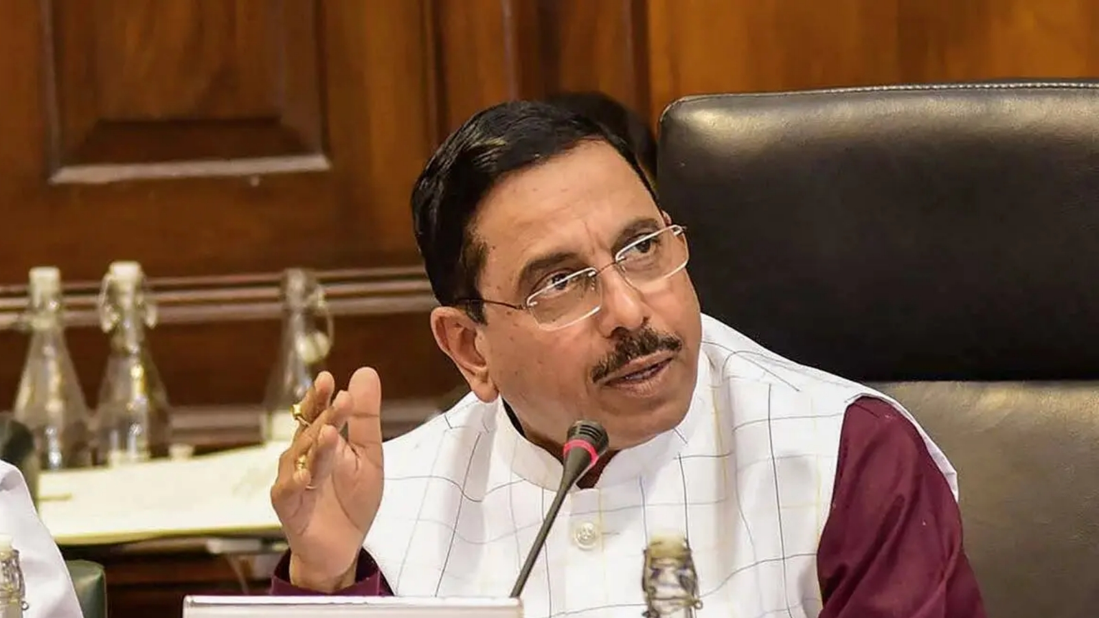 ‘राहुल गांधी के साथ रहकर सब अपरिपक्व हो गए!’ खड़गे के बिगड़े बोल पर प्रह्लाद जोशी का करारा हमला!
