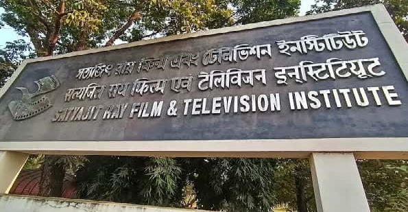 SRFTI में भारी बवाल! वाइस चांसलर के साथ मारपीट और दफ्तर में तोड़फोड़, 6 छात्र संस्थान से निष्कासित SRFTI में भारी बवाल! वाइस चांसलर के साथ मारपीट और दफ्तर में तोड़फोड़, 6 छात्र संस्थान से निष्कासित