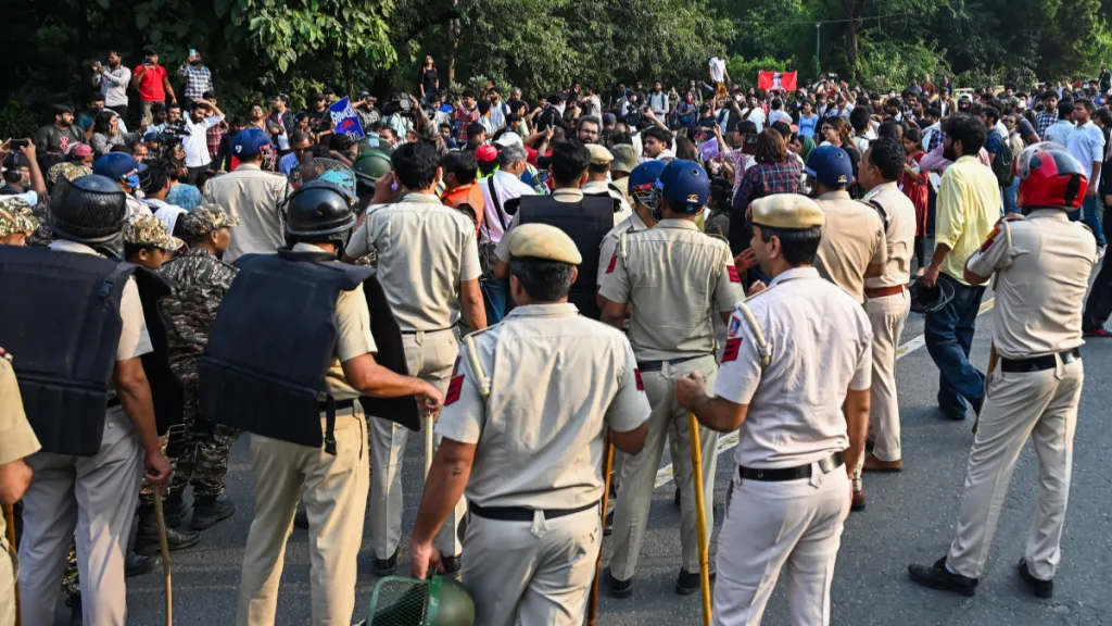 कनॉट प्लेस में भारी तनाव! तिरंगा मार्च के मद्देनजर 6000 पुलिसकर्मी तैनात, सेंट्रल पार्क दो दिन के लिए बंद कनॉट प्लेस में भारी तनाव! तिरंगा मार्च के मद्देनजर 6000 पुलिसकर्मी तैनात, सेंट्रल पार्क दो दिन के लिए बंद