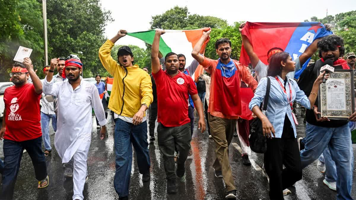 तिरंगा यात्रा को लेकर महासंग्राम! कनॉट प्लेस में CJP के मार्च पर दिल्ली पुलिस का कड़ा रुख!